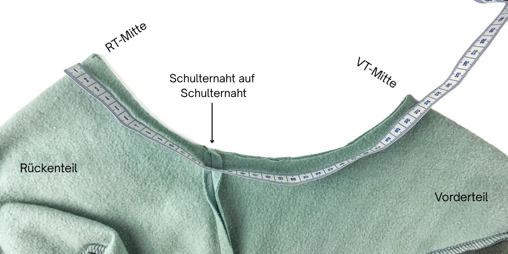 Zusammengelegtes Oberteil mit gekennzeichneter RT‑Mitte, VT‑Mitte und aufeinanderliegender Schulternaht